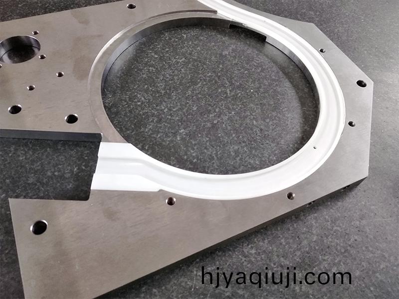 得(de)人精(jing)工爲(wei)電(dian)子(zi)行業提(ti)供(gong)吸嘴、颳(gua)刀(dao)、測(ce)試平檯、分選(xuan)盤(pan)等(deng)