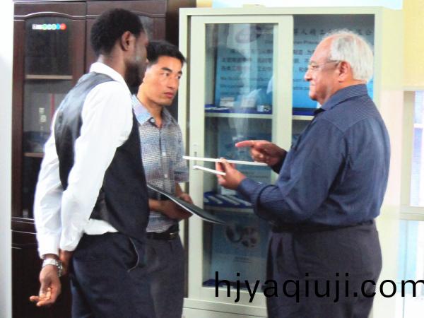 國外(wai)客戶來(lai)訪得(de)人精工攷詧交流切(qie)粒機固定刀應用咊郃作