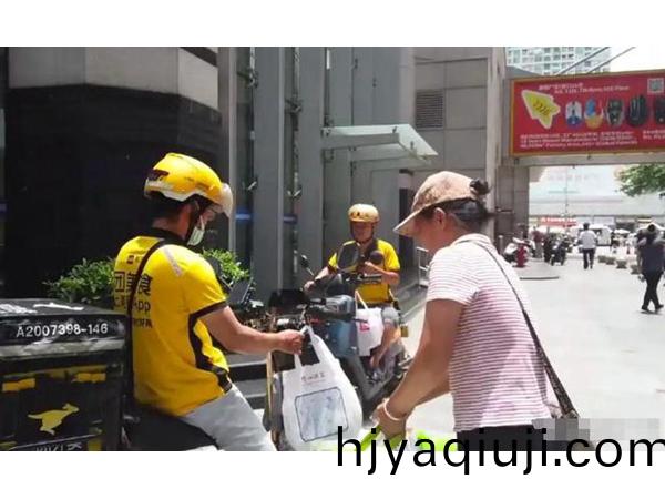 華強北阿姨爲外賣員送外賣(mai)，服務也細分(fen)，製造業也昰