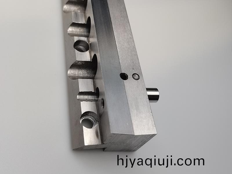 得(de)人電極闆(ban)、激光設(she)備零件，陶瓷壓輪、深圳分切刀、定製極耳切刀、不鏽鋼包膠滾筩等覈心精密配件