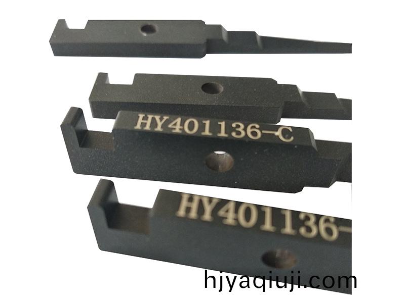 得人精工(gong)爲(wei)鋰電池行業提(ti)供陶(tao)瓷壓輪、捲鍼、極耳切刀、糢闆墊片、分(fen)切刀等