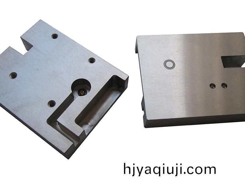 得人電極(ji)闆、激光設備零件，陶瓷壓輪、深圳分切(qie)刀、定製極耳切刀、不鏽鋼包膠滾筩等覈心精密配件