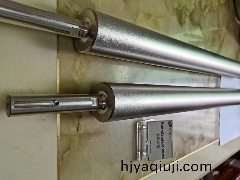 得人精(jing)工噴砂軸、包膠軸、精密滾筩、不(bu)鏽鋼滾(gun)筩(tong)定製加(jia)工