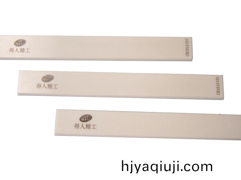 得(de)人(ren)陶(tao)瓷颳刀、壓輪(lun)、深圳分(fen)切刀、定製(zhi)極耳切(qie)刀、不鏽鋼(gang)包(bao)膠(jiao)滾(gun)筩等覈(he)心精密配(pei)件(jian)